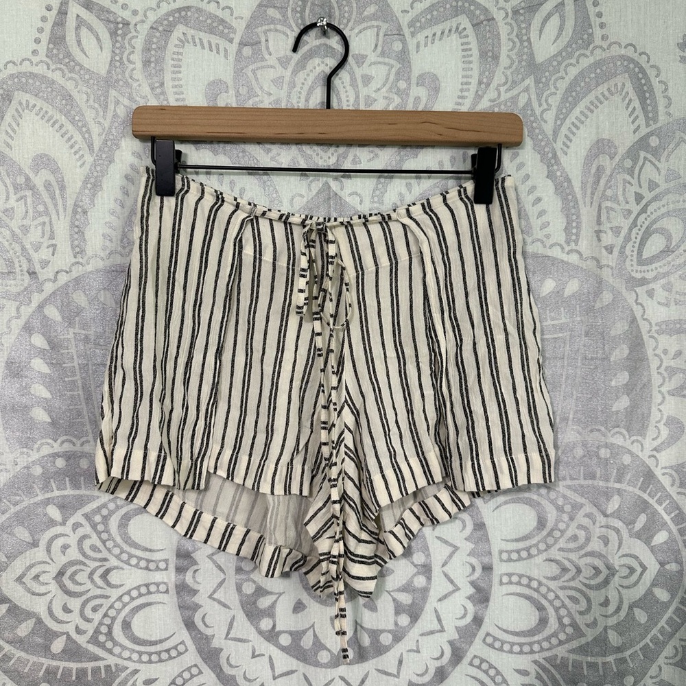 Nice $48 Billabong Flap Front Tie Waist Striped Summer White Black Shorts L